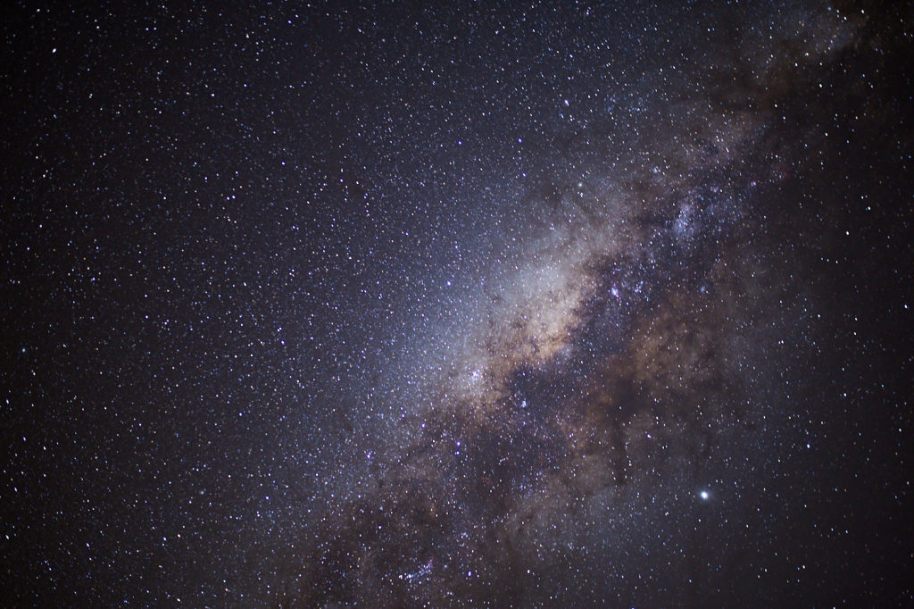 You can also do perfect astrophotography under a clear sky, we could even spot the milky way with our own eyes